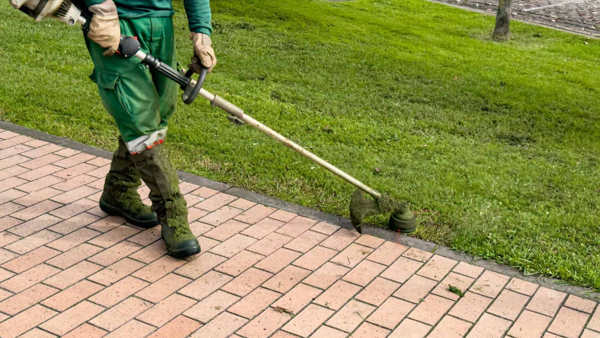 Kantklipper brukes til vedlikehold av plenkanter langs gangvei i grøntanlegg.