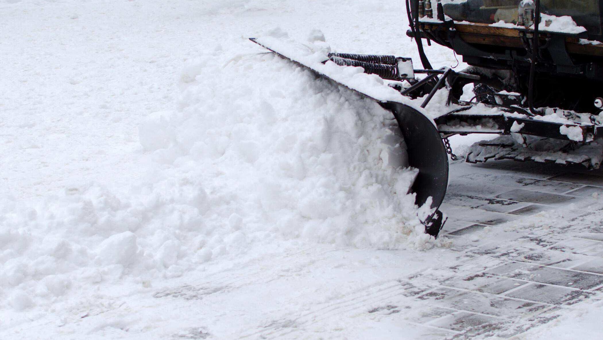 Snøplog rydder snødekt vei og sikrer fremkommelighet på uteområder gjennom vinteren.